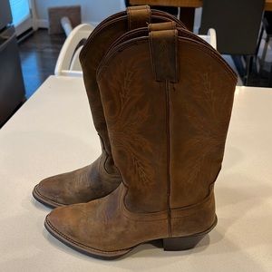 Justin Cowboy boots like new